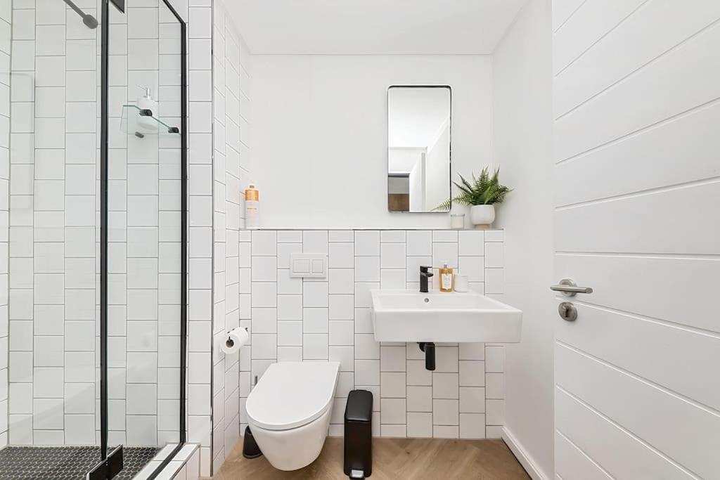 Apartment Chic Minimalist Retreat